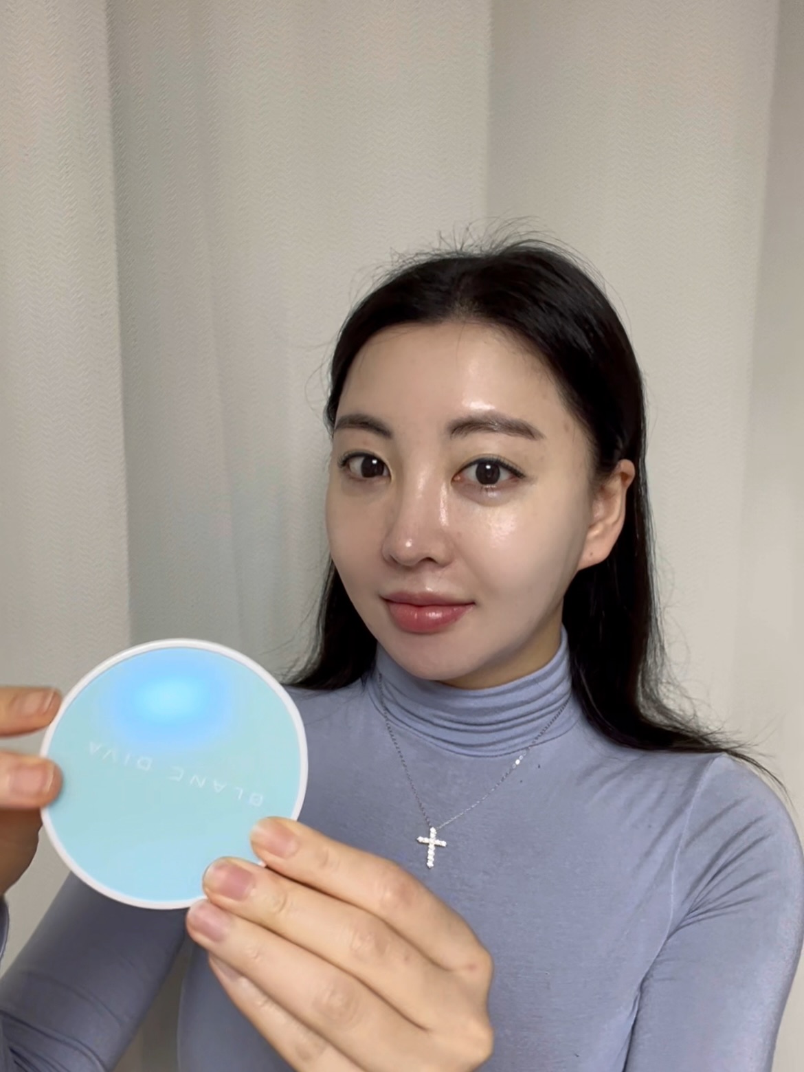 #광고 
<블랑디바 워터벨벳 쿠션>
.
날씨가 따뜻해지면서 슬슬 기름기가 도는 페이스에는 어떤 쿠션을 쓸까용?
뽀용한 쿠션 소개할게요!
올리브영엣더 구매한 블랑디바 워터벨벳 쿠션이에요
살짝쿵 매트한 블랑디바 아이는 기름기를 자연스럽게 잡아주면서 아주 얇은 커벼력이에요
잡티가 거의 없거나 뽀용한 피부상태를 원하시는 분들이 사용하시면 좋을거같아요
저는 피부가 살짝쿵 하얀편이라 19호 포슬린 사용해 보았어요!
아주 얇은 커버력으로 자연스러운 피부상태를 표현해주는 블랑디바 워터벨벳 쿠션!
올리브영에서 절찬리 판매중이니 한번 테스트 해보세요!
올리브영 온라인몰에서도 무료배송으로 구매 가능해요~~^^
.
#블랑디바 #워터벨벳쿠션 #세미매트쿠션 #올영쿠션추천보송한쿠션