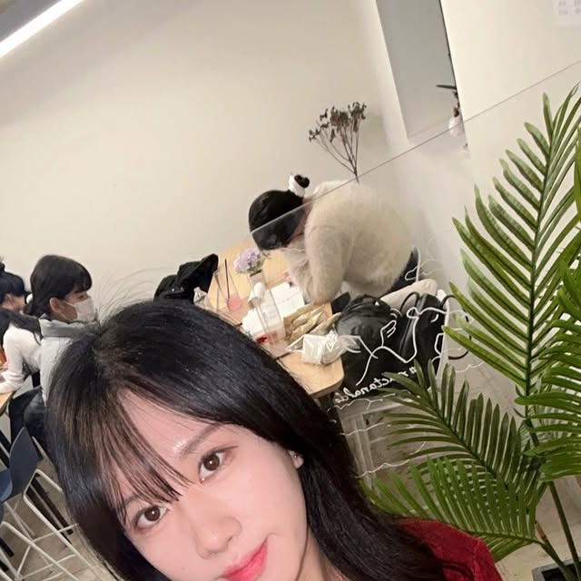 명희 on Instagram: "새로 생긴 향수 뿌리고 총총총 돌아다니기🐾 평소에 플로럴, 시트러스 계열의 향수를 좋아하는데 모멘센트에 시트러스 우디 향수가 있지 모야 새로운 향수 도전 잘