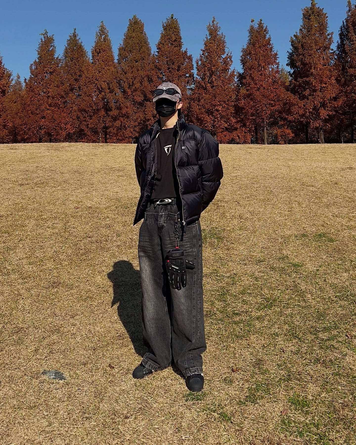 #이벤트 #그레일즈 grailz_official 
181cm / 64kg
MASSIV DUCK DOWN PUFFER BLACK 3size

1️⃣ 오리털을 사용해 가벼운 무게와 편한 착용감을 제공합니다 ✌️

2️⃣ 전 세계에서 신뢰받는 높은 내구성의 고품질 지퍼로, 부드러운 슬라이딩 및 방수가 가능한 YKK 정품 지퍼를 사용했습니다 ✅

3️⃣ 압축 후에도 원래의 형태로 복원되는 우수한 복원력을 자랑합니다 🥰

4️⃣ 기존의 광발열방식이 아닌 천연 원적외선 방사방식에 의한 신체 발열원단으로, 뛰어난 보온성을 지닌 기능성 소재로 제작되었습니다 👏

Outer: grailz_official (이벤트)
Top: theycallme.name (이벤트)
Bottom: idws_official 
Shoes: adidasoriginals 
Etc
Cap: 6x__official (이벤트) 
Key ring: mechanix_wear 
Belt: dnsr__official 
Sunglasses: blueelephant.co (이벤트)

#패딩코디 #패딩추천 #패딩맛집 #스트릿룩코디