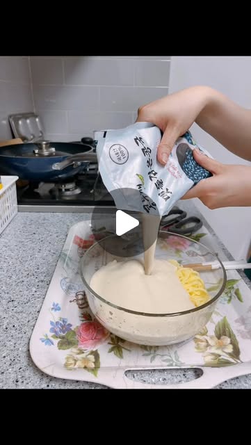 소녀의세계 on Instagram: "#광고
<이야기밥상 크림 콩국수>
.
당일 생산해서 너무 맛있어 보이는 크림 콩국수!
까르보나라를 대적할 한국 밥상이에요~
냉동실에 살짝 얼린 시원하고 꾸덕한 콩국수에 소면을 퐁당~!
여름 더위 콩국수로 잡아요!
콩가루에 물을 섞는 방식이 아니라 맷돌에 가는 전통방식 콩물이니만큼
남다른 꾸덕함과 콩의 영양성분이 고스란히 담겨있어요~
100%국내산 콩물답게 포근한 밥상, 
멸균과 방부제가 없는 만큼 유통기한은 2~3일이라, 받아마자 냉동보관해야된다는게 포인트!
올 여름 별미는 바로 이야기밥상 크림 콩국수랍니다
.
.
.
.
.
.
#이야기밥상 #콩두깨 #콩국수 #콩국수맛집 #크림콩국수 #용인콩국수 #콩국 #홍대맛집 #강남맛집 #용인맛집 #여름휴가 #여름여행 #여름바다 #여름필수템 #까망콩물"