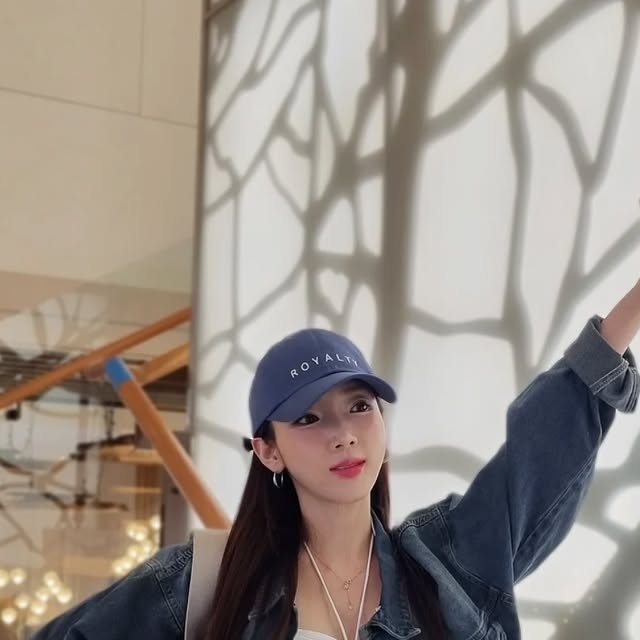 정인희 아나운서 on Instagram: "#광고 요즘들어 더욱 모자가 편하고 좋은데 새로 겟한 프리미엄 브랜드#ROYALTY 와 함께 하는 하루..💙@royalty__official__

핏감도 너무 예쁘고, 무엇보다 머리에 착 감기는 안정감, 남녀 사이즈 2가지로 두상 상관없이 누구나 예쁘게 쓰기 좋아요. 부드러운 소재에 자연스럽게 핏 되도록 설계되어서 착용했을 때 누구든 잘 맞아요. 
특히 화장한 여성들을 위해 흡수패드를 선물로 줘서 모자에 붙이면 위생적인 관리도 가능한 점 감동..🫶컬러맛집이라 다양한 색상이 있고  모자 뒷쪽에는 로열티의 상징인 왕관 브로치를 함께 주는데 요게 또 시그니처 포인트..👑 누구나 쓰는 모자가 지루하다면 나만의 가치를 높여주는 '로얄티'로 코디하기🧢 
 🏷https://www.royal-ty.com

#로얄티 #ROYALTY #프리미엄브랜드"