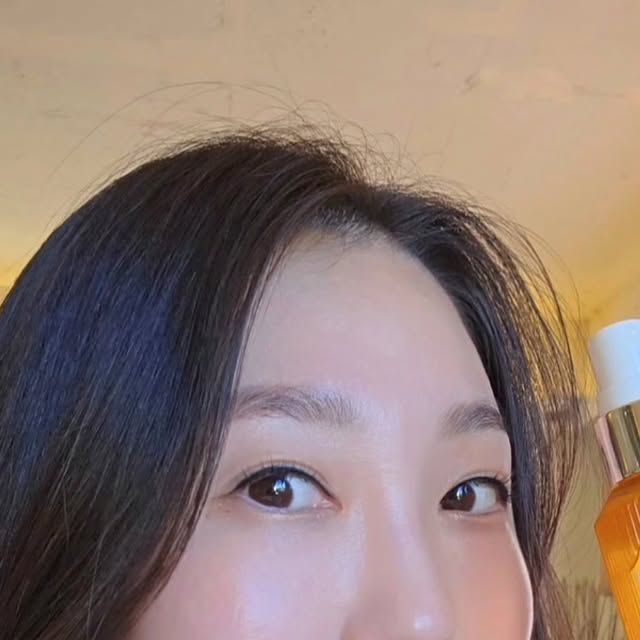 나의행복 on Instagram: "#광고 | 달바 신상 저속노화 미스트๑•͈ᴗ•͈

건조함은 노화의 지름길인거 아시죠~?

d'Alba 에서 저속노화 항산화 미스트가
신제품으로 출시되었어요~

✅️항산화 집중케어로 뿌리기만해도
피부가 맑고 깨끗해지는 안티에이징 제품이예요๑

✅️레티놀,글루타티온, PDRN,히알루론산,
단백질 함유로 탄력있게 도와주는 기초케어!!

달바 신제품 저속노화 미스트가 더 특별한 점은!
✅️정제수 대신 콜라겐수 79% 를 사용 해서 
집에서도 에스테틱 다녀온 듯 한 
📢광채케어📢를 할 수 있어요

저는 피부가 예민한 편이라 금방 붉어지는데,
예민한 피부인 저도 자극 없어 좋더라구요 :)
알고보니 저자극 테스트까지 완료한 
🫶데일리 항산화세럼이였어요 ~

날씨가 추워지는 요즘 보습관리도 신경써야하는데,
달바 미스트로 보슴+안티에이징 한번에
케어해보시는거 어떠세요~?

☀아래 자료 참고해주세요☀
*항산화 효능에 대한 in-vitro 효능평가시험 완료/OATC/2025.08.12~2025.09.09 
*피부 보습 개선/0ATC/2025.08.12~2025.09.19/22명/개인차有
*안티에이징(저속노화/피부 보습, 표면 아래 기미, 이미 생성된 깊은 팔자주름, 
탄력, 안면(볼) 리프팅) 인체적용시험완료/OATC/2025.08.12~2025.09.11/20명/개인차有

*피부 탄력 개선/OATC/2025.08.12~2025.09.19/22명/개인차有
*피부 윤기(광채) 개선 인체적용시험 완료/OATC/2025.08.14~2025.09.11/20명/개인차有

*인체피부 일차자극(저자극) 인체적용시험 완료/OATC/2025.08.25~2025.08.27/33명/개인차有

@dlaba_piedmont 

#달바 #달바미스트 #미스트추천
#항산화세럼 #안티에이징 #미스트세럼 
#PDRN #스킨케어추천 #달바신상
#데일리미스트 #화잘먹미스트 
#속건조미스트 #dlaba"