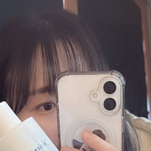 지은 on Instagram: "#협찬 @beedan_boutique 
#광고

✨비단부티크 베제드수아 샴푸 300ml 
✨전성분에 ‘동백나무씨오일(캄엘리아 자포니카 씨 오일)’이 포함되어 있어요!
✨향이 “프랑스 파리지엔 감성”, 은은하고 지속력이 좋아요!
✨향에 민감하신 분도 “자극적이지 않고 은은한 샴푸”에요!
✨“합성 호르몬이나 발암 물질이 없어요!
✨ “정수리 냄새 잡으려고 샴푸 유목민이었는데 이거로 잡힌분들이 많아요
✨모발 손상이나 펌·염색이 심한 상태라면 ‘윤기 및 매끄러움’ 측면에서는 분명 개선감이 있지만, 극손상 모발에서는 별도의 트리트먼트 병행이 여전히 필요할 수 있어요.
.
.
#광고#비단부티크#베제드수아#베제드수아샴푸#파리지엔느향기"