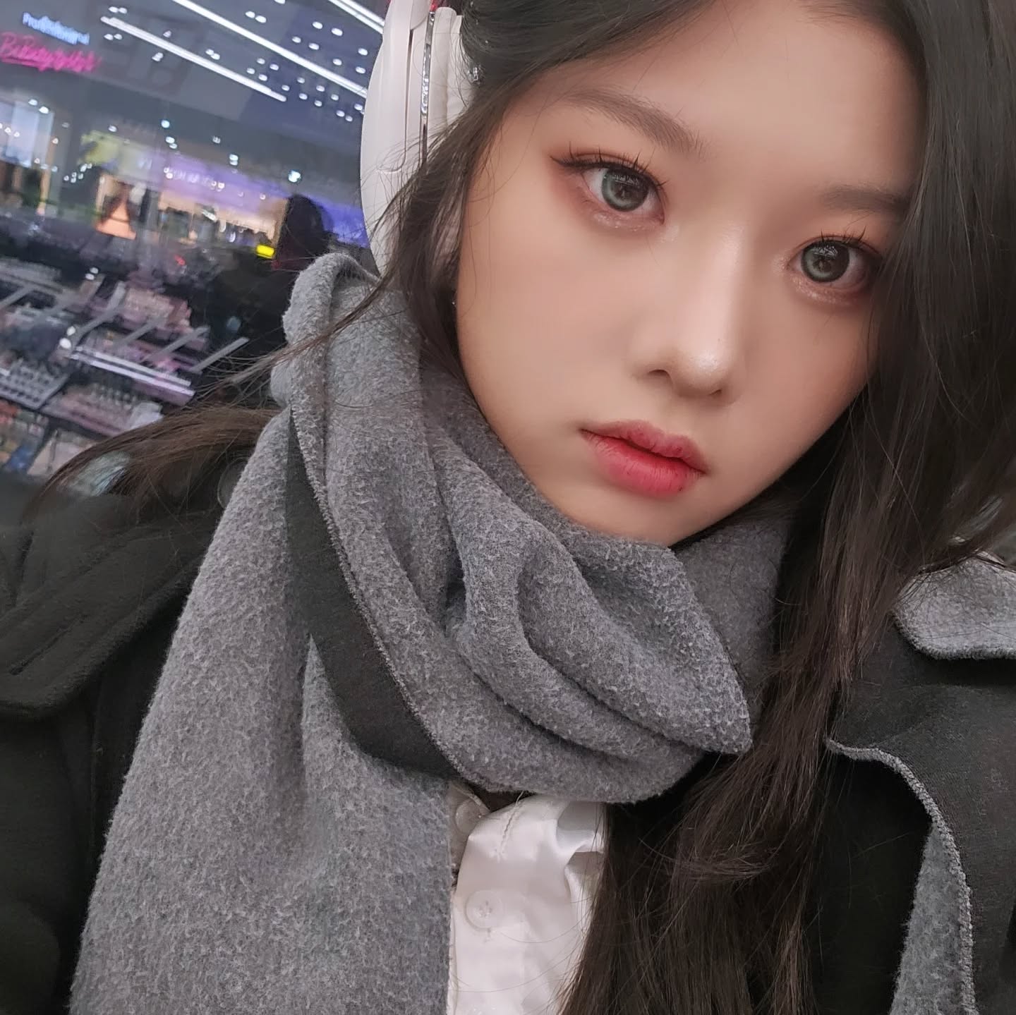 #협찬 렌블링 - 크리스탈눈물 올리브

뷰어선셋에 이어서 크리스탈눈물까지.. 올리브 색상 너무 이쁜거 아니냐구요... ㅠㅠ

그냥 바로 데일리 렌즈로 껴버리기..진짜 가을뮤트인 나에게 너무나 딱 잘어울리는..💚

국내최초 축고정렌즈는 역시 렌블링💚

#렌블링 #렌블링후기 #렌즈추천 #컬러렌즈 #하이라이트렌즈 #축고정렌즈 #크리스탈눈물 #렌블링렌즈 #렌즈 #렌즈추천 #일상렌즈 #데일리렌즈 #아이돌렌즈 #크리스탈눈물올리브 #올리브렌즈 #녹색렌즈 #협찬 #혼혈렌즈 #분위기렌즈