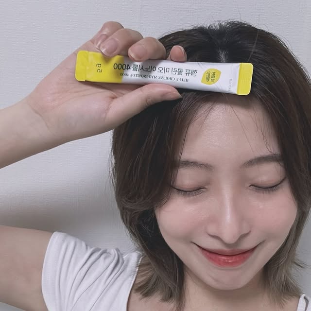 @long._.garden on Instagram: "#광고 헬퓨 콜린 미오 이노시톨 4000🍋
100% 비건 인증 완료된 제품이어서 
작은 영향에도 민감한 여성분들께 추천해드려요!!
(남성분들도 당연히 가능👍)
아침에 일어나서 하나씩 챙겨 먹었는데 
가루 입자가 작고 고운 분말이어서 목걸림 없이 부드럽게 먹을 수 있어서 좋아요☺️
보통 먹는 비타민c의 맛만큼 엄청 새콤하진 않지만
그래도 상콤한 맛과 향이 입안을 맴돌면서 
아침에도 기분좋게 먹을 수 가 있어요-!!

#헬퓨 #이노시톨효능 #미오이노시톨 #콜린이노시톨 #비건이노시톨 #이노시톨추천 #이노시톨4000 #임산부이노시톨 #생리주기영양제 #생리통영양제"