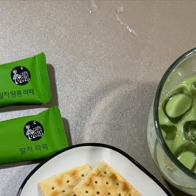 햄 on Instagram: "#광고
제주 말차의 깊은 향을 그대로 담은 쟈뎅 까페모리 제주 세레모니얼 말차라떼 🍵
스틱 하나로 집에서도 간편하게 완성되는 홈카페 타임.
고운 말차의 쌉싸름함과 부드러운 라떼의 조화가 생각보다 진해서 놀랐어요.
따뜻하게 마셔도 좋고, 얼음이랑 우유 넣어 아이스로 즐기면 카페 부럽지 않은 말차라떼 완성.
요즘 제 최애 힐링 음료💚

#말차라떼 #홈카페 #쟈뎅 #제주말차"