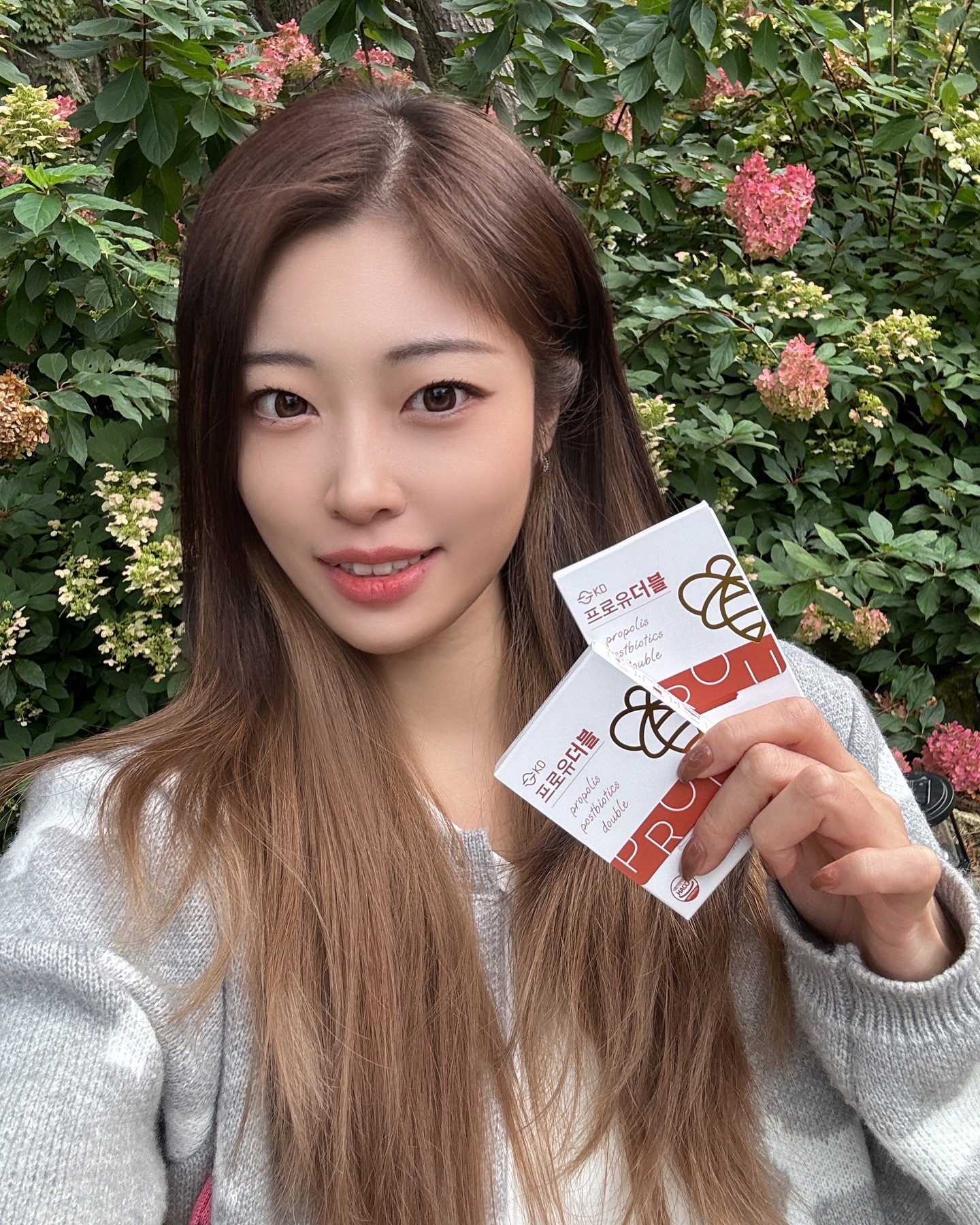 즌이🎀 | 대구카페투어 | 시소맘 | VIP•FAM👑 on Instagram: "#협찬 잇몸약한사람 주목 !

잇몸이 아프거나, 피가날 때
찬거먹으면 시릴 때 있으시죠?🥲

저도 둘째까지 낳고나니 잇몸이 너무
자주 붓고 피나고, 시리고 아팠거든요 ㅠㅠ

그럴때마다 먹어주는 잇몸프로폴리스 제품
닥터케이디 : 프로유더블 🐝 소개해 드릴게요 !!

필름형식으로 물 필요없이 입에넣으면 녹아들고
얇고 작으니, 휴대가 간편해서 좋은 제품이에요 :)
HACCP인증받은 안전한 제조시설에서 생산되니
걱정없이 믿고 구매하고 먹을 수 있다는 점👍🏻

호주산 프로폴리스 추출물만을 사용해서 🐝
구강건강 보호막으로 강력하게 작용되는 잇몸영양제 !
프로폴리스는 목에도 좋은거 다들 알고계시죠?
목이 칼칼하고 아플때, 목감기왔을때등에도 효과만점☺️

인증받은 5세대 구강유산균 파라바이오틱스로
입안을 건강하게 관리해주는 프로유더블 ♥️

입안에 항균 작용을 해주니까
피나는 잇몸, 시린잇몸 개선은 물론
입냄새도 같이 없어지는게 느껴져요 !

잇몸 불편할때 임플란트까지 가지않도록
잇몸 프로폴리스 한번 먹어보세요😊

🏷️ 닥터케이디 프로유더블
@proudouble 

.
.
.
#닥터케이디 #프로유더블 #잇몸프로폴리스 #입냄새 #잇몸피 #이시림 #잇몸내려앉음 #잇몸케어 #잇몸 #프로폴리스필름 #구강유산균 #프로폴리스 #임플란트 #잇몸영양제"