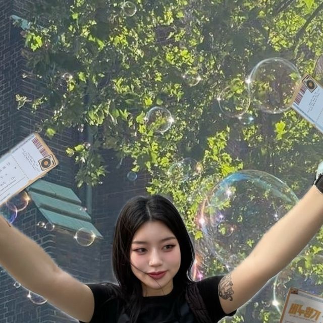 미토리 / mittori_Dancer on Instagram: "코로나이슈 이후 처음 본 연극! #광고 
오랜만에 연극의 성지 혜화에 방문하여 #비누향기 연극을 보고왔어요!
 ’비누향기‘는 슈퍼루키 작가인 성훈이 불의의 사고로 기억을 잃고 게되고 그 후 쓰는 대본마다 퇴짜를 맞으며 힘든 하루하루를 보내게되는데요 기억을 잃게 만든 사고가 아버지 탓이라고 생각해 사고 이후엔 아버지와의 관계도 서먹해지게되면서 나타나는 이야기그린 연극입니다!☁️
✨’비누향기‘에서 가장 중요한 포인트✨ 
바로 과거와의 전화연결 -!📞 여러분은 만약 과거의 한 사람과 전화 통화를 할 수 있다면 누구와 어떤 이야기를 나누고 싶으신가요?ᩚ 
반복되는 일상 속 감동과 재미, 눈물 콧물 배꼽 쏘-옥 빠지는 연극 비누향기🫧 사랑하는 연인,친구,가족과 함께보기 딱! 좋으니 평일,주말 언제든 편하게 방문하여 잊고있던 누군가의 향기를 기억해보시길바래요 🤍

#혜화연극#대학로연극추천#연극추천#대학로공연#연극후기#대학로연극#연극추천#연극후기#공연추천#공연후기#혜화역연극#연극#비누향기"