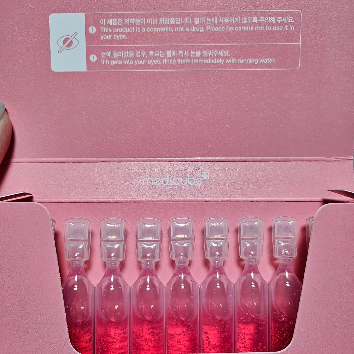 메디큐브 인공눈물 아님! 
연어 원데이 세럼♡
미백 수분라인 찾자가 발견한 세럼
인공눈물처럼 하나씩 사용할 수 있어서 간편하고
끈적이지 않고 흡수가 빠르고 속광이 차오름>_<
앞으로 이 제품만 사용할 거 같아요!
겨울이라 수분크림도 같이 사용하면 더 좋음
화잘먹이 따로 없다 >.<
