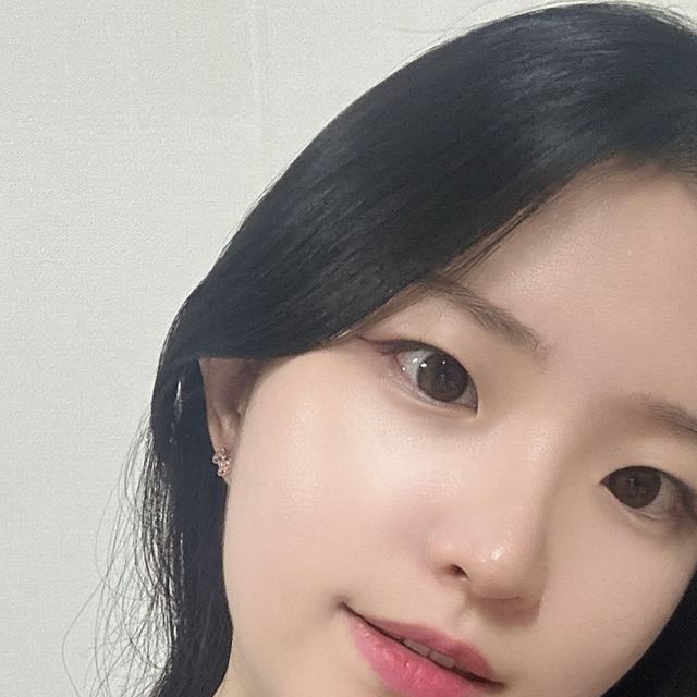 𝑯𝒂𝒆𝒍𝒊𝒏 on Instagram: "#광고 렌즈 꼈을까요 안꼈을까요?.?.? 진짜 자연스럽게 똘망똘망 해지는 #아이돌렌즈 ! 직경이 별로 크지 않아서 눈동자 색 만 바꿔줘서 너무 부담스럽지 않게