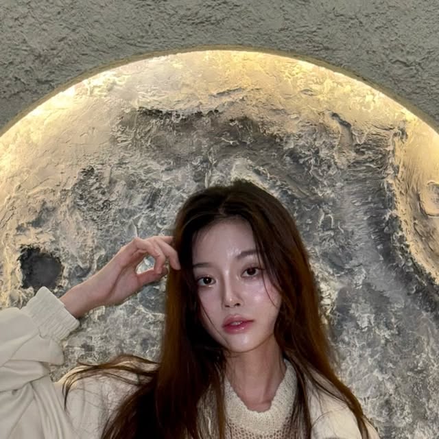 유수현 on Instagram: "#광고 @vivabrown_official 🐻

오버핏 스웨이드 자켓  첫 게시🤎"