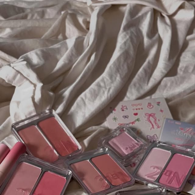 다온 on Instagram: "#sponsored @2an_official 🎀

8월 투에이엔 신상 구경! ˃̵ᴗ˂̵

롱 웨어링 파운데이션 → 지속력 완전 여름전용☀
하이라이터 → 발색 최고…😶🫶
듀얼치크 → 거를 색 하나도 없음💗
투에이엔으로 풀메하면 학교다녀와도 화장 안무너짐🤐

올영세일중일때 사놓기😶‍🌫️

#광고#올영픽#올리브영추천템#올영필수템#러브버블컬렉션#롱웨어링파운데이션미니#컬러플레이듀얼라이너"
