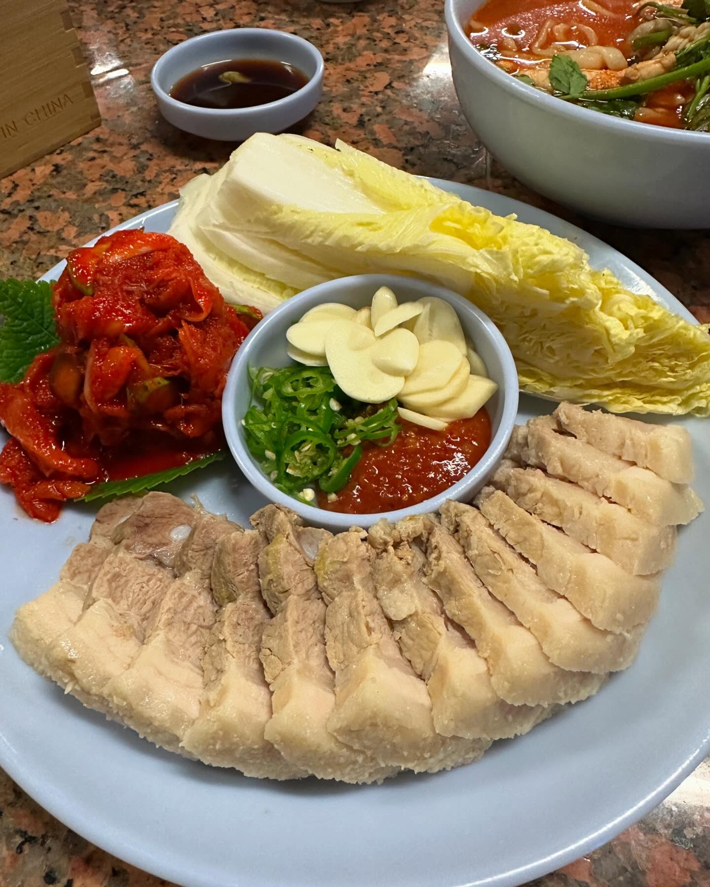 신당동 맛집 하니칼국수~
맛있는 음식과 막걸리의 조합이 참 잘 어울리는 곳~
여긴 보쌈 일등~
.
#하니칼국수 #보쌈 #알곤이칼국수 #모듬전 #신당동맛집 #보쌈맛집 #칼국수맛집 #막걸리맛집 #맛스타그램 #일상스타그램