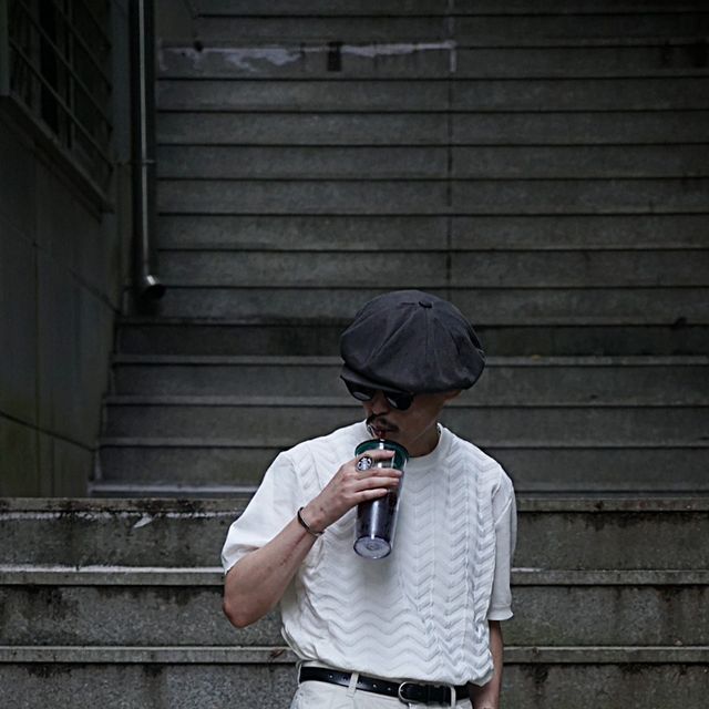 안성배 on Instagram: "#광고 ⬇️ "스벅 마시는척 하면서 G7 마시는 남자" . . [아이러니포르노] 지그재그 패턴 라운드 반팔 니트 . 라운드 형택의 넥 디자인으로 퓨어한 화이트 컬러가 매력적인