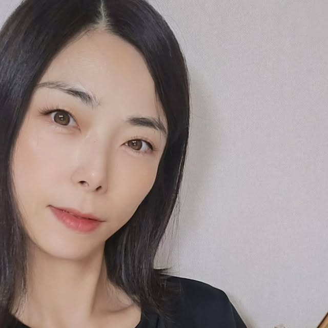수원 ꨄ︎ ᗷY._.ՏᑌᗯOᑎ ❤︎+*☆𓂸ฅฅ on Instagram: "❤#광고 #꽃향수 #니치향수 #달달한향수
상큼ㆍ달달ㆍ포근함 다 갖춘 사랑스러운 향수👍💜
ㆍ
ㆍ
♟ 호불호가 없는 사랑스럽고 여성스러운 향 ⁉️🌟
〰️ 아침에 뿌리고 나가도 저녁까지 은은하게 최대 8시간
지속되는 데일리 EDP 오드퍼퓸 [러블리아쥬떼]❗️🌝

🏷 스퀘어 타입의 고급스러운 패키지에 부드러운 그립감🙊 

➰️ 상큼달달한 과일향 ⭐️⭐️
➰️ 부드럽고 풍부한 플로럴 향
➰️ 잔잔하고 포근한 느낌의 잔향 ⭕️

✴️ 뿌리면 은은하게 퍼지듯 향기가 풍부해서 머리가 아프지
않고 자극적이지 않아서 데일리로 딱 이예요 ✔️ 🧡

📌 잔향이 몽글몽글하게 오래 남아있는 느낌이 들고,
 계절에 상관없이 뿌리기 좋아서 데일리로 충분하고,,
 컴팩트한 사이즈라 가방에 챙겨다니기도 좋아요

🔻🔻🔻🔻🔻🔻🔻🔻🔻🔻🔻🔻🔻🔻🔻🔻🔻🔻

📍러블리아쥬떼 #오드퍼퓸 [ 50 ml ]

⚫️ 전성분 표시되어 안심사용 가능 ✔

🌸 패키지가 예쁘고 미니 쇼핑백까지 받을 수 있어서
선물용으로도 추천드려요 🫰

🎁 제품 #러블리아쥬떼 👉 

#과일향수 #남녀공용향수 #상큼한향수 #플로럴향수
#오래가는향수 #지속력좋은향수 #승무원향수
#달콤한향수 #은은한향수 #베리향수 #작약향수
#포근한향수 #데일리향수 #휴대용향수
ㆍ
ㆍ
🔱  업체로부터 제공받은 제품입니다  🔱"