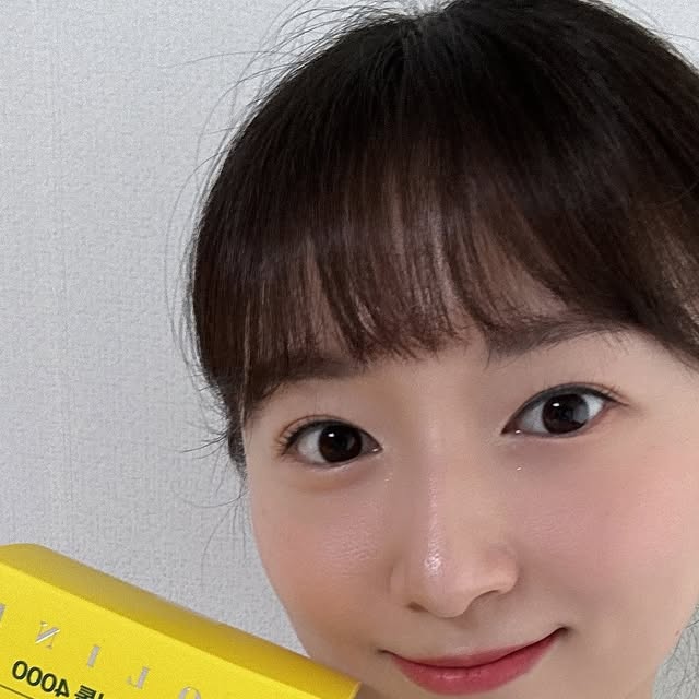min on Instagram: "#광고 #헬퓨

 요즘 여성 건강 식품에 관심이 생겨서 이것저것 찾아보다 헬퓨의 ‘콜린 미오 이노시톨 4000’을 발견하고 여러분께 공유하고자 리뷰 남겨요 😍

 저는 어릴적부터 생리 주기가 불규칙하고 생리통이 심했어요 🥲 최근 다시 주기가 불규칙해지면서 개선법을 찾던 중 ‘이노시톨’이 효과가 좋다고 해서 찾아보았습니다! 

 일단 영영제 챙겨먹는 걸 제일 귀찮게 생각하는 저는 무조건 간편하고 맛있어야(?) 챙겨먹게 되더라구요. 제가 찾은 ‘콜린 미오 이노시톨 4000’은 순수한 식물성 제품으로 ‘비건인증’을 받고 포로 되어있어 간편하게 섭취할 수 있답니다! 

 1포당 무려 4,000mg의 이노시톨이 함유되어 있다는데, 정제로 먹으면 500mg을 하루 8알 섭취해야 하고, 분말은 2,000mg기준 두 포나 먹어야 하더라구요. 그런데 ‘헬퓨 콜린 미오 이노시톨 4000‘은 분말이 작고 부드러워 한 포 안에 다 들어가니 얼마나 간편하고 좋은지요! 👍👍

 맛은 상큼한 레몬 맛으로 거부감 없이 먹을 수 있고 분말 그대로, 물과 함께, 요거트와 함께 먹어도 맛있다고 해요! 

 저처럼 매일 맛있고 간편한 이노시톨 섭취를 원하시는 분들께 ‘헬퓨 콜린 미오 이노시톨 4000’추천합니다! ⭐️⭐️⭐️

#이노시톨효능 #미오이노시톨 #콜린이노시톨 #비건이노시톨 #이노시톨추천 #이노시톨4000 #임산부이노시톨 #생리주기영양제 #생리통"