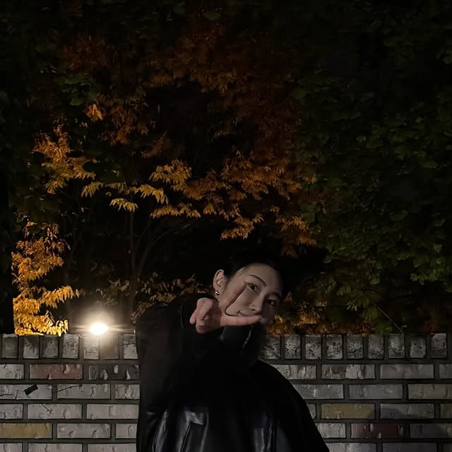 김주연 on Instagram: "#광고 #스탠다드에러 @standarderror_official 
[87-STAN104 유틸리티 하이넥 레더 패딩, M]
울룩불룩 패딩은 싫다?
유광패딩 입문자인데 너무 부담스러운건 싫다?
요 아이템으로 입문하세요 😎

하이넥이라 목도리 따로 필요없고
이너반팔 한장으로도 보온성 짱짱🥵
투웨이지퍼라 답답하지않고
툭- 걸치기만해도 겨울 패션 완성✨

#standarderror #패딩 #레더패딩 #아우터 #패딩추천 #겨울아우터 #레더 #숏패딩 #하이넥패딩 #하이넥 #남여공용패딩 #패딩점퍼 #오버핏 #헤비아우터 #데일리룩 #padding #ootd"