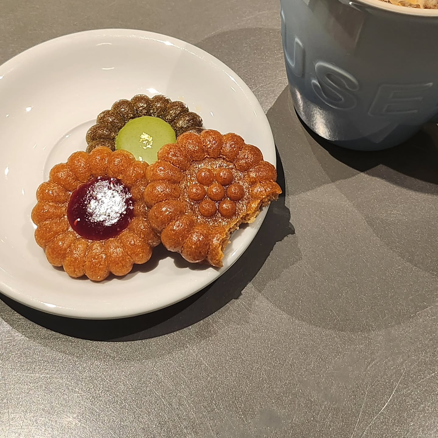 약과 선물 받고 보니까 
명절 느낌이 물씬꒰◍ˊꈊˋ◍꒱💛

그나저나 약과가 이렇게 맛있는거였나요..?
진짜 열자마자 향부터 미쳤다..✨
이게 명품브랜드들 VIP 선물로 그렇게 유명하다던데
마음만큼은 나듀 VIP..😌

#약과맛집
#약켓팅 #명절선물 #명절음식 
#생과방약과 #약과추천 #약과선물