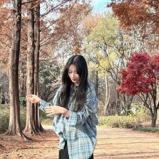 정윤 on Instagram: "#광고 @standarderror_official 
셔츠러버로써 대만족한 빈티지 오버핏 셔츠🧏🏻‍♀️💙

스탠다드에러 브랜드는 매번 새로움을 준다랄까,,🕶️
레트로와 빈티지한 느낌을 가득 담았는데 컬러감이 톡톡해요:)

딥블루 색감의 체크셔츠라 요즘같은 날씨엔 레이어드 하기 좋아요!
넉넉한 오버핏 제가 제일 좋아하는 핏❄️🩵

휘뚜루 셔츠로 레이어드 강추 !! 💙🤍

#스탠다드에러 #standarderror #남여공용셔츠 #셔츠 #셔츠추천 #긴팔셔츠 #오버핏 #체크셔츠 #간절기셔츠 #shirt #checkshirt #longsleevedcheckshirt #셔츠코디 #레이어드셔츠 #오버핏셔츠 #체크셔츠코디"