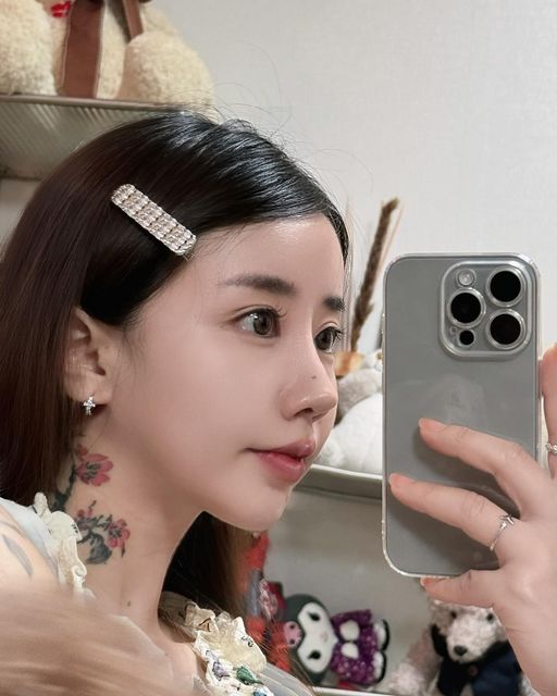 로로🧸 on Instagram: "#광고📱폰케이스: @urbanstitch_korea 어반스티치 아이폰 시리즈 네버다이에어 투명 케이스 섹시하게 잘빠진 슬림핏 투명 젤리 케이스🫧 탁월한 보호 기능으로 내구성과 충