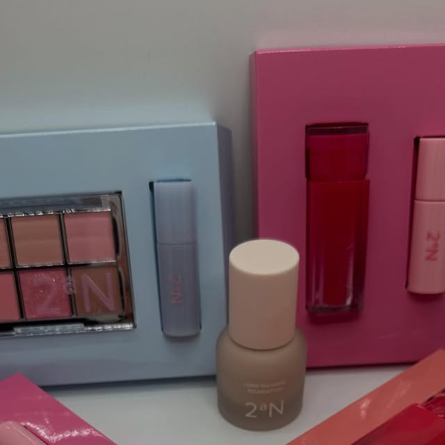 mama_things00 on Instagram: "❤️NEW 신상 투에이엔 러브 버블 컬렉션❤️

색조화장품계의 최강자 2aN 
너무 예쁜 발색의 데일리 레어템으로 찰떡인 
블로셔와 하이라이트 그리고 베러미 아이팔레트💜

💕생기가득 글레이즈 바운싱 틴 

애교살 장착템 플레이 듀얼 라👍

🌸피부 무너짐 없는 롱웨어링 파운데이션 미니로
저녁까지 무너짐 없이 뽀송해👏🏻

기획상품 구성으로 추가증정까지 
안살수가 없는 올리브영 추천템 2aN🫶🏻

#광고 #올영추천템 #올영픽 #올영필수템 #러브버블컬렉션 #롱웨어링파운데이션 #올리브영추천템 #컬러플레이듀얼라이너 #2an"