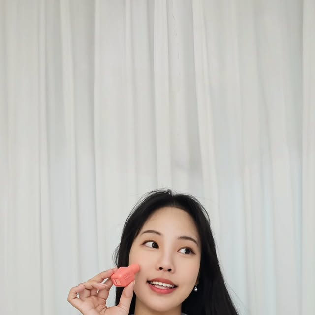 강남자취몽 / 자취일상 (25) on Instagram: "#광고 🌹 투에이엔🌹
@2an_official

내 볼을 5월의 장미처럼 물들여줄 투에이엔과 함께한 데일리 메이크업🌸

올오라 홀로그램빔 하이라이터의 영롱한 펄감과, 스프링 로맨틱톤의 블러셔 덕분에 메이크업은 물론 기분까지 장밋빛으로 물들었어요🌹

이건 그냥 색조 천재… 자연스러운 혈색감의 블러셔와 은은한 광채의 하이라이터 조합이 메이크업에 포인트를 더해주니 얼굴이 3배, 아니 10배는 더 화사해 보이더라고요✨

이번 달부터 무려 285개 매장에서 추가로 만나볼 수 있다고 하니, 이제 전국 어디서든 투에이엔을 체험할 수 있다는 점도 너무 좋았어요!

투에이엔과 함께라면 매일매일을 장밋빛으로 물들일 수 있겠죠?

지금 당장 올리브영으로 달려가보세요💗

#투에이엔 #블루밍가든 #올영추천 #봄웜 #봄웜라 #듀얼치크 #하이라이터 #2an"