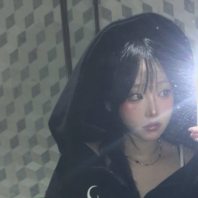 간지원(26) on Instagram: "#광고 
올 겨울은 이 코디 세트로 입고 다녀야지 -🖤 
힙한게 내 취향 @fm_xis 
.
.
.
.
#광고#패션#나시#탑#의류"