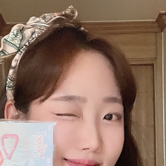 감성글귀 ✒️ 여행·숙소·맛집·데이트 코스 기록 on Instagram: "#협찬 8월 올영픽에서 주목받는 투에이엔 러브버블 컬렉션 소개드려요🫧💕 투에이엔 제품을 세트로 해서 한 번에 메이크업 끝장나쥬!

아이팔레트 섀도우는 핑크빛 컬러감도 너무 예쁘고, 실제로 써보니 발림성도 좋아서 꾸준히 사용 중이에요😊 기획제품에서는 아이 프라이머도 함께 증정되어서 눈화장이 훨씬 오래가고 깔끔하게 마무리되는 것 같아요👁️👍🏻 하이라이터도 자연스러운 광채 뿜뿜이랄까✨

탱글 미니 립은 구매 시 미니 립이 하나 더 따라와서 실속 있게 사용할 수 있고, 컬러 플레이 듀얼 라이너와 싱글 섀도우 묶음 세트로 아이라인과 음영 메이크업을 한 번에 완성할 수 있어서 간편하게 사용하고 있답니당~

듀얼치크 컬렉션에는 귀여운 하트 핀과 타투 스티커 같은 작은 선물도 함께 들어있어여ㅜㅜ 센스봐🫶🏻 투에이엔의 러브버블 컬렉션으로 올여름 러블리 메이크업 완성해보세여🤸🏼

 #올영픽 #올리브영추천템 #올영필수템 #러브버블컬렉션 #롱웨어링파운데이션미니 #컬러플레이듀얼라이너#투에이엔 #듀얼치크 #버블하트 #퓨어글래시하이라이터 #타투스티커증정 #하트핀증정 #틴트추천 #하이라이터추천 #아이팔레트추천 #메이크업증정 #올리브영 #올리브영화장품 #신상화장품 #코덕템 #데일리메이크업 #러블리메이크업 #여름메이크업 #메이크업꿀템 #미니립틴트 #싱글섀도우 #아이프라이머"