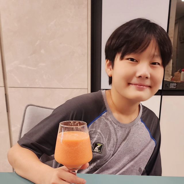 대단한가족 🤗 on Instagram: "#광고 #스위탄파파야 추석에 맛본 특이하고 맛있는 열대과일 파파야 🥭🥭🥭 실물로도 첨봤구 자르는것도 첨이구 맛본것도 첨이네요^^ 크기부터 어마무시 해요