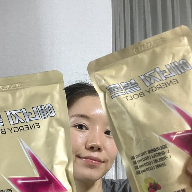@yehhamm on Instagram: "운동하랴 육아하랴 지치고힘듬 예함엄마에게 필수인 L-카르니틴 1000mg 최대함량의 에너지 부스터 #에너지볼트⚡

에너지볼트는 운동 전에 꼭 필요한 성분들을 조합하여 운동 효과를 높이고, 복분자 레모네이드 맛으로 복분자 농축액과 레몬 농축액으로 정말 맛있게 에너지업🥤

이젠 육아하는날 지치고 피곤한 날 아아대신 섭취할만큼 제 원동력이에요!! 

✔고함량으로 함유된 ’아르기닌(1500mg)🦪+ 타우린(1000mg)🔋+ L-카르니틴(1000mg)🔥+ 과라나 카페인(150mg)🧆‘의 강력한 All-in-One 조합!💥
➕복분자&레몬 농축액🍒🍋+마카 분말🧄+레드비트 분말🩸+비타민 C🍊+비타민 B 복합물💊

✔천연 복분자&레몬을 담고, 1포당 ’당을 2g만‘ 함유!!🍒🍋”클린 All-in-One 에너지“"