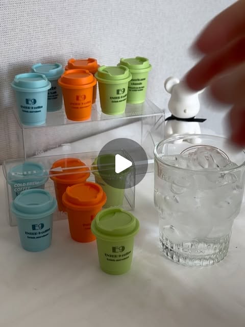 지은🌸 | 국내여행 • 핫플 • 카페 on Instagram: "#협찬

SCA 스페셜티 커피협회 기준 80점이상의 최상급 아라비카원두 사용한 엔터나인커피(ENTER9)☕️
우수한 품질의 커피농장과 전략적으로 협력하여 관리하는 커피에요
특허받은 동결건조기술로 12시간 저온 추출과 -40°C에서 38시간 동결건조하는 과정을 거쳐 커피의 맛과 향을 극대화하였어요!
그래서 찬물,뜨거운 물 온도상관없이 빠르고 깨끗하게 녹아서 물만 있으면 언제 어디서든 손쉽게 만들어 마실 수 있어요!
라떼같은 경우는 아몬드우유나 두유등에 타서 드시면 아주 맛있는 라떼가 완성되어요~
그리고 알루미늄 씰링으로 밀봉하여 외부 노출로 인한 제품변질 가능성을 낮추었고, 휴대하기 편하므로 캠핑족 최적 아이템, 예쁜 패키지로 좋은 선물템이에요!
커피 좋아하신다면 엔터나인커피(ENTER9) 드셔보시길 추천드려요☕️

#엔터나인커피#콜드브루#홈카페"