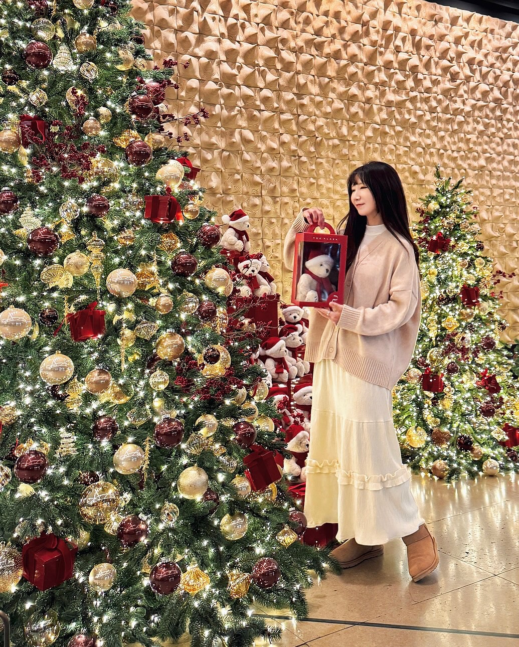 #협찬 한정판 산타베어와 함께한 더 플라자 연말 호캉스🎄✨

호캉스 + 산타베어 + 스케이트장 입장권까지 포함된
#더플라자호텔서울 겨울 호캉스 프로모션 
≪ 시그니처 윈터 PKG ≫로 알차게 즐기고 왔어요☃️💗

📷 로비에서 만나는 크리스마스 포토존
반짝반짝 화려하게 빛나는 크리스마스 트리와
한정판 테디베어로 꾸며진 인증샷 스팟!

💝 품격있게 즐기는 프리미어 스위트룸
거실과 침실이 분리되어 있어 더욱 편안하고
거실의 쇼파 양 옆에는 큰 조명이 놓여 있어
더 플라자 특유의 클래식한 무드를 만끽할 수 있어요🥂

🗺️ 최적의 동선을 자랑하는 최고의 위치
서울 중심에 위치해 있어 명동, 덕수궁, 청계천 등
편하게 이동할 수 있어 데이트 코스로도 최고!

더 플라자 호텔 서울에서 준비한
🏨 + 🧸 + ⛸️ = #시그니처윈터패키지 로
도심 속 겨울 호캉스를 즐겨보세요🪄✨

ㅡㅡㅡㅡㅡㅡㅡㅡㅡㅡㅡㅡㅡㅡㅡㅡㅡㅡ

✲ 𝐓𝐡𝐞 𝐏𝐥𝐚𝐳𝐚 𝐇𝐨𝐭𝐞𝐥 𝐒𝐞𝐨𝐮𝐥 ❄️ 𝐒𝐢𝐠𝐧𝐚𝐭𝐮𝐫𝐞 𝐖𝐢𝐧𝐭𝐞𝐫 ✲

🏨 디럭스룸 or 프리미어 스위트룸 1박
🧸 크리스마스 산타로 변신한 한정판 산타베어 1마리
⛸️ 서울광장 스케이트장 입장권
‣ 디럭스룸 투숙 시 2매 / 프리미어 스위트룸 투숙 시 3매
‣ 입장권은 스케이트장 운영 기간 내에만 제공됩니다.

ㅡㅡㅡㅡㅡㅡㅡㅡㅡㅡㅡㅡㅡㅡㅡㅡㅡㅡ

🏠 더 플라자 호텔 서울 theplazaseoul 
📌 서울 중구 소공로 119
⏱ 체크인 15:00｜체크아웃 11:00

#더플라자 #더플라자호텔 #더플라자시그니처윈터패키지
#크리스마스 #연말호캉스 #크리스마스호텔
#서울호캉스 #서울호캉스추천 #호캉스 #크리스마스호캉스 
#서울호텔 #서울호텔추천 #윈터패키지 #호캉스추천
#스케이트 #서울스케이트 #서울역호텔 #중구호텔
#theplaza #theplazaseoul #winterpackage
#seoul #seoultrip #seoulhotel