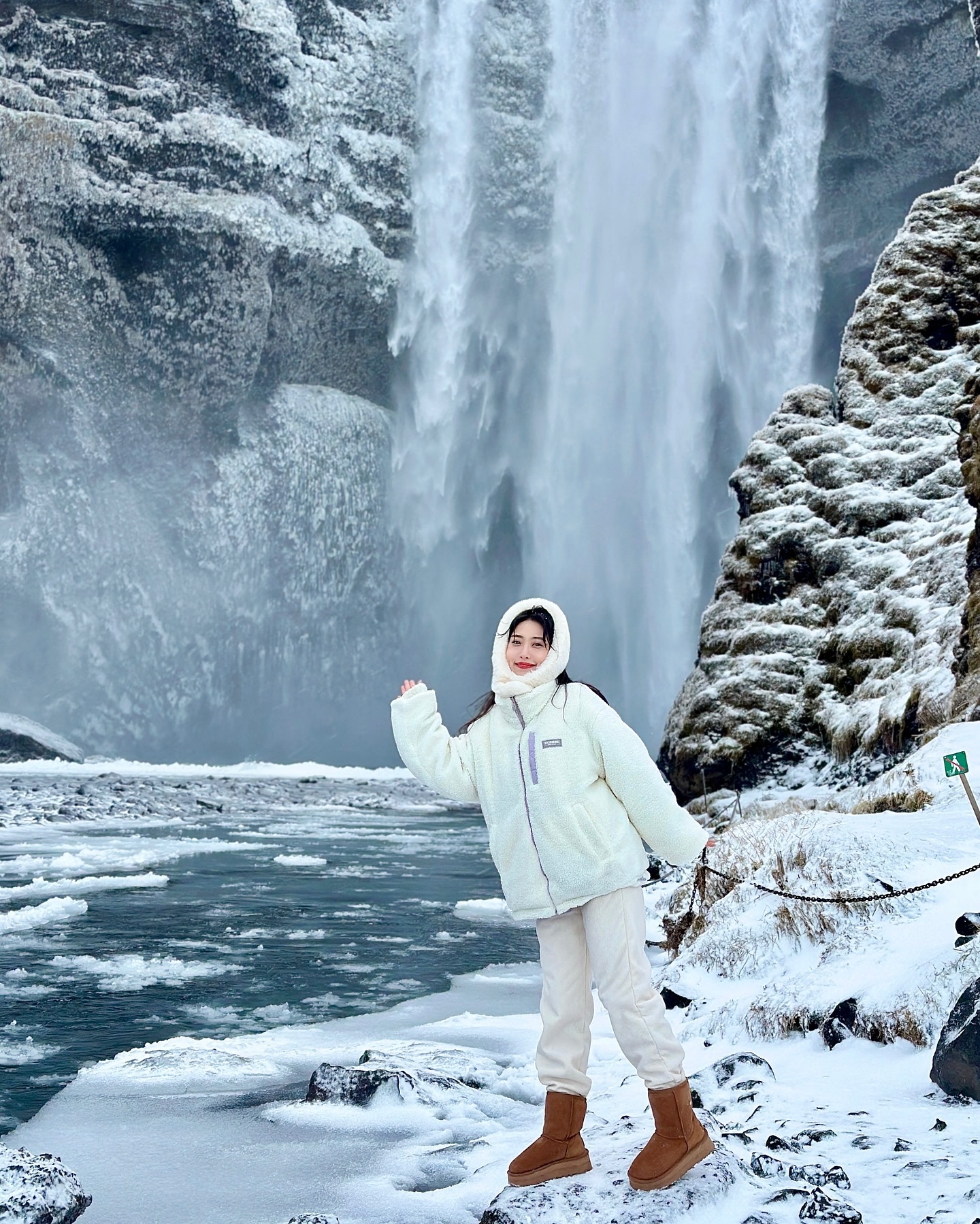 CG같았던 스코가포스❄️
바람이 너무 강해서 진짜...날아갈 뻔...

#iceland #skogafoss