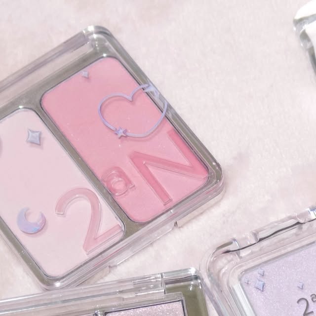 예예 𝘆𝗲𝘆𝗲 on Instagram: "#제품제공 @2an_official 
12/5-12까지 투에이엔 제품들을 더현대 비클린 팝업에서 만나 볼 수 있어요 *.* ♡ 
투에이엔에서 런칭한 걸스나잇 컬렉션들 궁금했는데 테스트도해보고, 마음에 드는 제품들도 구매해왔어요💗
홀리데이에 딱 어울리는 핑크펄 콕콕박힌 걸스나잇 컬렉션 제품들로 연말파티 메이크업하면 좋을 것 같아요 🎀🪩

팝업에서 제품 구매 시 스쿱 이벤트도 참여할 수 있고, SNS업로드 하면 뽑기 이벤트도 하루에 2번 진행한다고하니까 더현대가시는분들은 꼭 들러서 구경해보세요 !💗🖤

#투에이엔 #2an #투에이엔팝업 #걸스나잇컬렉션 #듀얼치크 #베러미아이팔레트 #퓨어글래시하이라이터 #더현대 #더현대서울 #더현대팝업 #더현대비클린팝업 #비클린팝업 #팝업추천 #팝업스토어 #연말데이트"