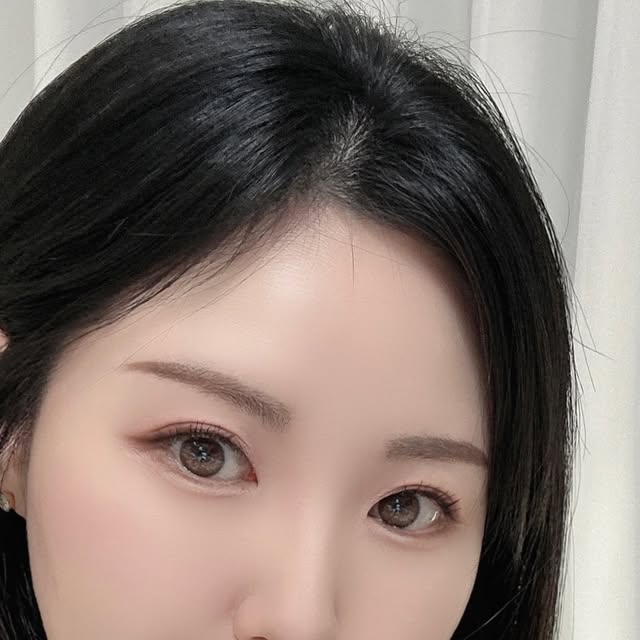𝙗𝙤𝙣𝙖𝙝𝙤𝙧𝙖🐰 on Instagram: "#광고 @natinda_official

한 번의 터치로 완성되는 무결점 피부🌈
나틴다 ’아우라 퍼펙트 커버 쿠션‘ 사용해봤어요!😘💖💛💚 

미세한 파우더 입자가 우수한 피부 밀착력이➰
피부 결점을 촘촘히 커버하여 뭉침없이 완벽한 커버 완성❣️

SPF50+ PA++++로 자외선까지 빈틈없이 케어하면서☀️
속은 촉촉하고 겉은 보송한 마무리로☁️
오랜 시간 수정 없이 깔끔한 메이크업 유지 가능❕

잡티며 붉은기며 한 번만 톡 얹어도🐾
피부 결점들이 사르르 감춰지더라구요!😙🧡

특히 촘촘하고 매끈한 물방울 퍼프 덕분에➰
굴곡진 부분까지 초밀착 커버되어서 광채나는 무결점피부로 변신!👍🏻✨

✔ 미백·주름개선·자외선차단 3중 기능성
✔ 본품 + 리필 포함된 가성비 갑 구성
✔ 신세계면세점 온라인몰 입점

무너짐 없는 강력한 커버력, 지속력, 밀착력까지❣️
모두 잡은 나틴다 쿠션으로➰
무너짐없는피부 연출해봐요!😘💛💚💖

#나틴다#나틴다아우라퍼펙트커버쿠션#쿠션#쿠션팩트#미백기능성#주름개선기능성#자외선차단#기능성쿠션#승무원쿠션#면세점쿠션
#맞팔환영 #맞팔 #좋반 #좋아요 #셀스타그램 #일상 #셀카 #뷰티인플루언서 #뷰스타그램 #selca #selfie #셀피#코덕 #코덕맞팔 #코덕그램 #일상스타그램"