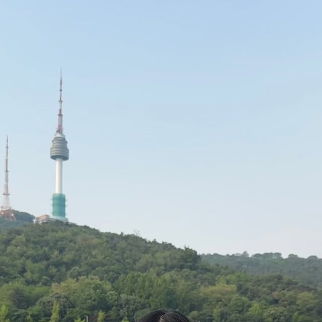 은영 on Instagram: "평일 낮카페는 늘 좋잖아여? 🙂

반차쓰고 퇴근 후 놀러온 해방촌은
약간의 비즈니스 캐주얼이 어울릴 것 같아서
더운 날씨에도 시원하게 입을 수 있는 
오픈 카라넥 쿨링 썸머니트 겟또!🌹

#광고#아이러니포르노#아이러니포르노화이트라인#IRONYPORNO#IRONYPORNOWHITELINE#반팔#쿨니트#여름니트#카라니트#니트#니트반팔#Knit"
