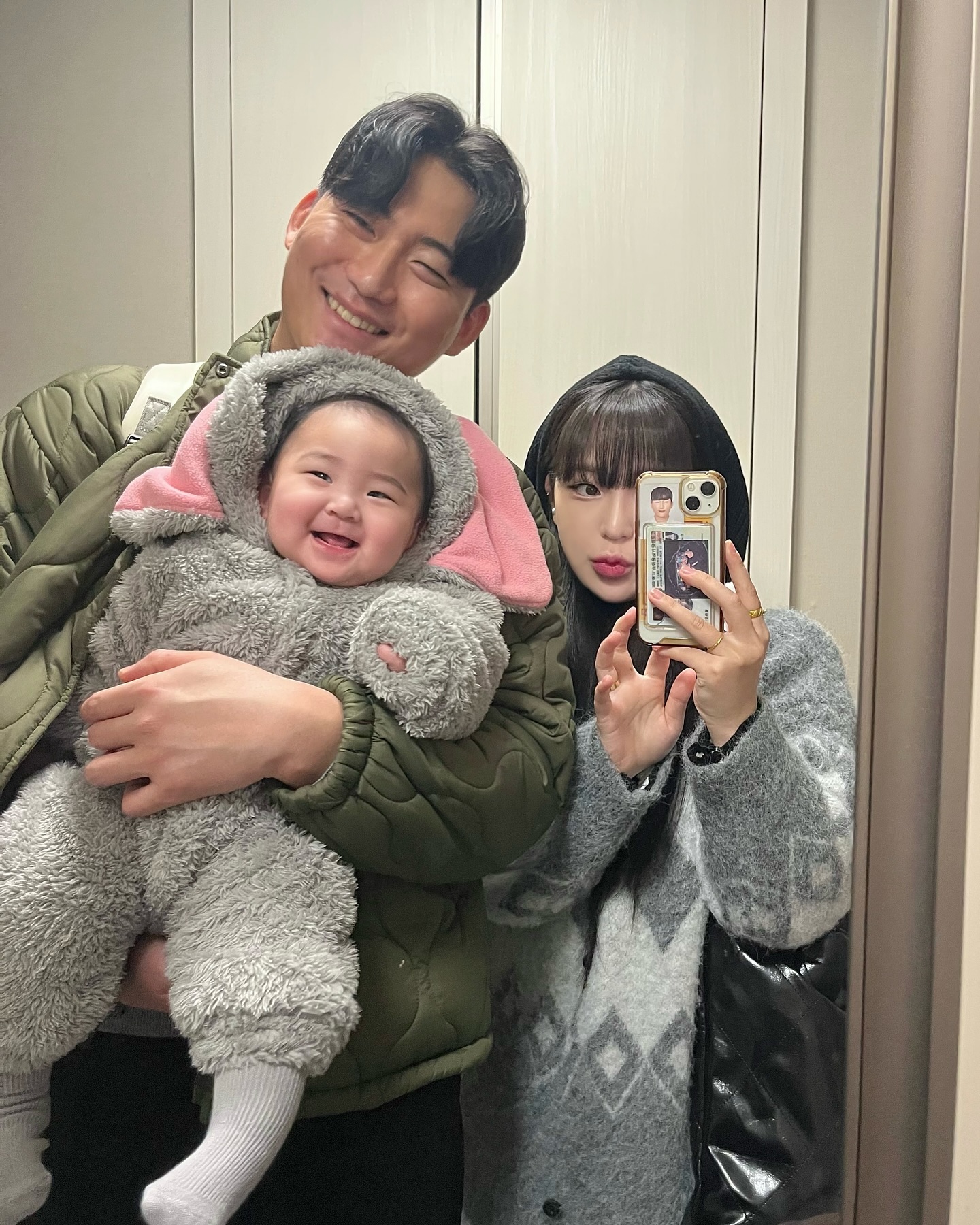 우리가 제일 귀여운 가족할게 💗

#가족스타그램 #아기스타그램 #5개월아기 #육아맘