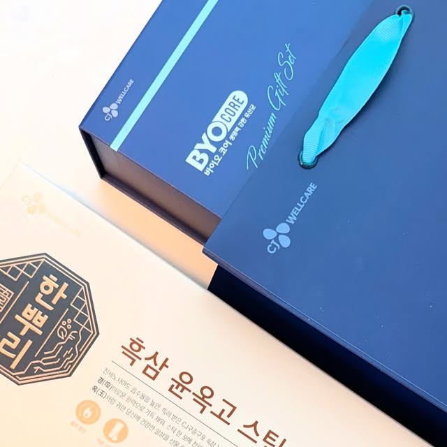 케이크 스페이스 on Instagram: "#광고
다가오는 추석 명절 부모님 선물은 흑삼 윤옥고 스틱 어때요?!
선물 좀 해본 언니들이 추천하는 센스있는 선물🎁
간절기 시즌 기력이 약해지고 면역력이 저하되어 피곤해져요
흑삼으로 꽉 채워 면역력과 활력에 도움되는 흑삼 윤옥고 스틱
식약처 인정 5대 기능성 건강기능식품으로 면역력 증진, 피로개선,
혈액순환, 항산화, 기억력 개선까지 흑삼으로 OK !
흑삼은 수삼을 찌고 말리는 과정을 9회 반복하여 진세노사이드 함량 UP
진세노사이드 흡수율을 높인 특허받은 CJ구중구포 흑삼이예요
국내산 100% 전통원료 배합으로 전통과 건강의 가치를 모두 담은
대한민국 TOP3 인홍삼 브랜드, 한뿌리 브랜드의 선물세트 !!
상온 보관 유산균 중 국내 최대 보장균수 500억을 자랑하는
500억 부자유산균, 바이오코어 500억 유산균도 인기 만점-
CJ바이오코어의 60년 발효기술을 활용한 유산균으로
장건강과 피부 면역을 더블케어해요🩷
이번 명절은 선물 좀 해본 언니들이 추천하는 센스있는 선물로
흑삼 윤옥고 스틱 추천해요 :)
.
.
.
#cj #cj웰케어 #경옥고효능 #경옥고스틱 #윤옥고 #흑삼윤옥고스틱 #명절선물 #명절선물세트 #부모님선물 #추석선물세트 #유산균 #500억유산균선물세트 #유산균추천"