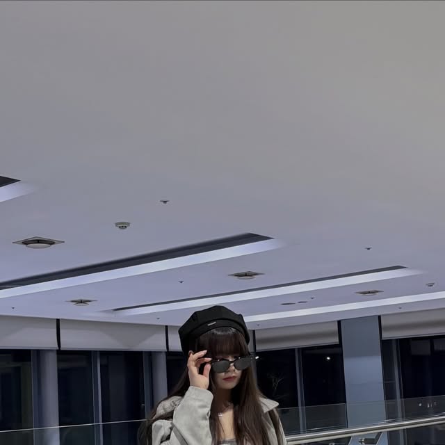 류혜니 on Instagram: "[협찬] 아이러니포르노화이트라인

회색 좋아 인간 모여라 🩶

ℹ️Jacket: 아이러니 포르노 화이트라인 크루얼티프리 알파 스웨이드 자켓 _ Gray color

#아이러니포르노화이트라인 #남여공용자켓 #스웨이드자켓 #자켓추천 #데일리룩"