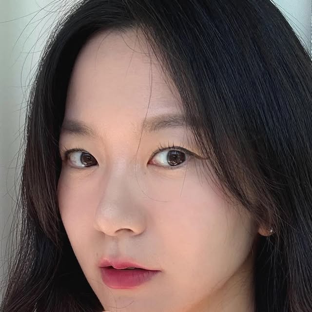 아영🌸 on Instagram: "#협찬 #광고 
보기만해도 기분 좋아지는,
금실이 가득한 앰플 💛
바르고나면 피부가 시원하면서 
촉촉함이 차오르는 느낌이 들더라구요! 
탱글탱글 발림성도 너무 좋고, 
은은한 향도 마음에 쏙 들었어요 😊

요거 바른 날엔 세수할 때 손에 닿는 피부 느낌이 달라요! 
더 부드러워진 피부를 느끼실 수 있을 거예요. 
피부 마사지하듯 발라주면 
체온 덕분에 금실이 사르르 녹아 흡수되는데, 
그 순간 괜히 뿌듯하고 바르는 재미까지 느껴져요.

탄력이나 주름 고민이신 분들, 
특허 성분으로 집에서도 리프팅 케어 해보세요 👍 
초유 엑소좀이라는 성분이 
아주 기특하게 피부 케어를 도와줄거예요 💖

#앰플추천 #루미실앰플 #엄마선물추천 #목주름앰플 #팔자주름앰플 #주름개선앰플 #목주름관리 #안티에이징 #루미실 #루미실앰플 #실리프팅앰플"