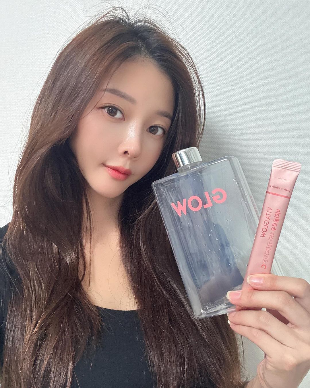 모델진아영 | #광고#줄리스초이스 여름 열심히 돌아다닌탓에 피부톤이 어두워진거같다는 소리에 광채스틱 비타글로우 긴급처방함 당분간 피부톤 되돌리기에 집중하겠어 레모네이드맛이라 맛있네 레티놀과 비타민c도 들어있다니까 커피대신 당분간 비타글로우 열심히먹어야지... | Instagram