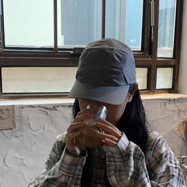 @silent__quiet on Instagram: "#협찬 @standarderror_official 

여긴 나의 최애카페인뎀..
이층보다 일층이 좋아

스탠다드에러
스티치 카펜터 버뮤다 데님팬츠 블랙

허리부터 밑단까지 자연스럽게 떨어지는 와이드한 핏의 버뮤다데님팬츠로 견고하고 내구성이 탄탄하며 
 
매트한 니켈 무광 리벳으로 빈티지한 무드로 코디가 가능한 팬츠입니다

#스탠다드에러x텍토리 
#STANDARDERROR #남여공용팬츠 #데님 #데님팬츠 #팬츠 #바지 #와이드바지 #워싱팬츠 #버뮤다팬츠 #버뮤다 #반바지 #데일리룩 #바지추천 #DenimPants #Denim #Pants"