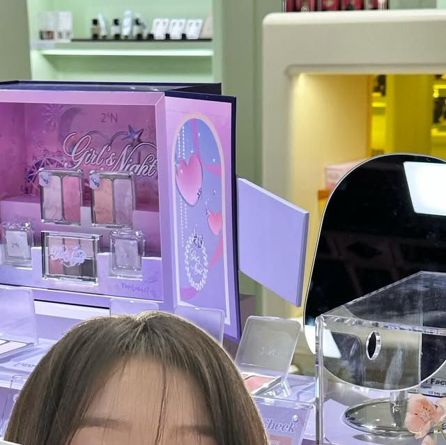 뷰덕브릉이라 뷰릉✨ on Instagram: "#광고
예뻐죽겠는 투에이엔!
12월 5일부터 12일까지 더현대 비클린에서 팝업을 진행하고 있는데요! 걸스나잇 컬렉션 런칭해서 진짜 얼마나 예쁘던지..!!!이건 무조건 소장각이다 싶더라구요!
최대 40%할인 이벤트중에 구매하면 또 스쿱으로 담는만큼 가져갈 수 있는 이벤트까지 하고있거든요? 진짜 원하는만큼 잔뜩 받아와서 얼마나 행복한지!
빨리 다 써보고 싶어서 하루에 밥먹듯이 메이크업 새로하고 싶어져요!
#투에이엔#2an#투에이엔팝업#걸스나잇컬렉션#듀얼치크#베러미아이팔레트#퓨어글래시하이라이터#더현대#더현대서울#더현대팝업#더현대비클린팝업#비클린팝업#팝업추천#팝업스토어#연말데이트"