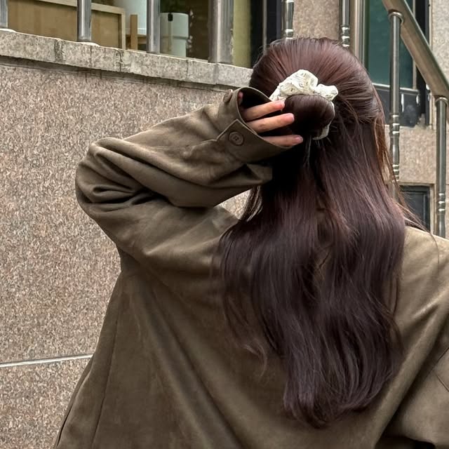 소영 on Instagram: "#광고 @1rony9orno_official 
📍86-IRO330 커브 라인 히든 스웨이드 자켓 카키
▪️사이즈 : M

〰️〰️〰️〰️〰️
올 가을에 입기 제격인 고급스러운 스웨이드자켓💭

루즈핏 실루엣의 베이직한 #스웨이드자켓 
핏도 핏인데 클래식한 카라로 독보이는 단정함
포켓 디자인과 소매 단추 디테일은 뭐 오억점!!
투웨이로 언제든 내가 원하는 핏으로 연출🫢

〰️〰️〰️〰️〰️
.

#아이러니포르노화이트라인 #IRONYPORNOWHITELINE #남여공용자켓 #자켓 #레더자켓 #스웨이드자켓  #아우터 #레더 #데일리룩 #자켓추천  #JACKET #LEATHERJACKET #SUEDEJACKET"