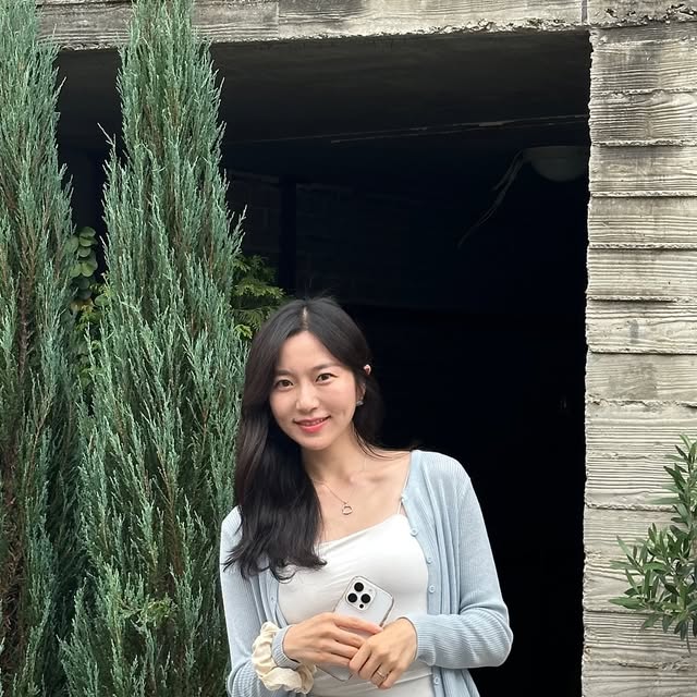 아영🌸 on Instagram: "#광고
스카이블루 컬러의 여리핏 가디건 🩵
크롭한 기장감의 베이직한 스타일이라,
어디에 매치해도 잘 어울릴거예요 🥰 
단독으로도, 이너와 함께해도, 
또 추워지면 다른 아우터를 걸쳐도 되는 
사계절 활용가능한 아이템이랍니다 🩵
#비바브라운 #vivabrown #상의 #top #Bolero #summer #knitwear #크롭가디건 #上衣#カーディガン #ニット#ビバブラウン #여름가디건 #니트가디건 #슬림핏"