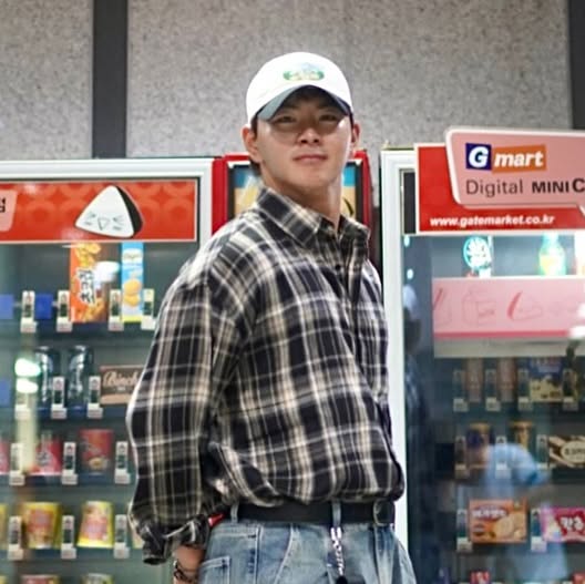 채운 on Instagram: "#광고 푸르스름한 공기, 그리고 빈티지 네이비 체크🌀

선선한 바람이 불어오는 요즘,
가장 손이 자주 가는 옷은 단연 이 셔츠[ @standarderror_official ]

87-STAN081 원포켓 빈티지 오버핏 체크 셔츠 – 네이비.
묵직한 듯 차분한 컬러감이
하루의 무드를 조용히 바꿔줘요.

여유로운 오버핏 실루엣,
한겹 걸쳐도, 단독으로 입어도
자연스럽게 떨어지는 핏이 너무 예쁘고,

가벼운 두께감이라
아침저녁으로는 아우터처럼,
한낮엔 단품으로도 부담 없이 착용 가능해요.

나는 데님 반바지랑 모자를 매치해서
편안하지만 멋스러운,
꾸안꾸 그 이상의 분위기로.

빈티지한 체크 패턴에
은근한 디테일을 담은 단추 여밈과 원포켓,
무심하게 툭 걸쳐도 스타일은 충분해요.

그리고 지금,
1+1 패키지 구성으로 더 특별하게 만나볼 수 있다는 점도
조용히 추천하고 싶어요🙂

#스탠다드에러 #STANDARDERROR #남여공용셔츠 #셔츠 #셔츠추천 #긴팔셔츠 #오버핏 #체크셔츠 #간절기셔츠 #Shirt #CheckShirt #Long-SleevedCheckShirt #빈티지셔츠 #패키지 #1+1패키지"