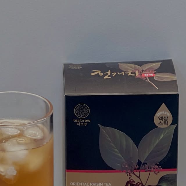 끈끈 on Instagram: "#협찬 @mcnulty_official 

3초면 완성되는 헛개차 진액 #맥널티 #헛개차스틱 
따뜻한 물에도, 얼음물에도 모두 잘 어울렸는데요🧊
그냥 물에 휘리릭~ 타서 간편하게 바로 마실 수 있어요

헛개차 99% 고농축 진액이라 맛도 진하고 향도 풍부했어요
헛개나무열매 베이스로 은은한 단맛도 느껴지더라구요:)
HACCP 인증 제품에 액상과당 NO!
장내 유익균에 좋다는 #프락토올리고당 이 함유되어 일석이조🍯

30포 한 박스로 무려 헛개차 30병을 만들 수 있는 가성비템인데
개별포장된 스틱으로 위생적이고 휴대하기에도 좋아서
생수만 마시기 지루하신 분들이나 물 2L 챌린지 중인 분들께도 추천!
3초면 완성하는 #헛개차 숙취해소제도 사러갈 필요 없어요~

🛒 #맥널티 에서 구매하세요!
https://bit.ly/Teabrew-OriginalRaisin

#티브루 #티브루헛개차 #헛개원액 #액상차 #건강 #음료"