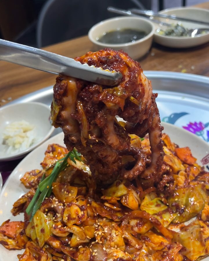 🐙
.
매콤한 낙지볶음에 막국수랑 수육이 함께 나와서 둘보단 셋 넷이 적합한 세트구성…🐙 주먹밥까지 주문해서 함께 먹어주니 댕꿀맛
.
📍오목교 오봉집
💵낙지오봉스페셜 59,0 주먹밥 3,0