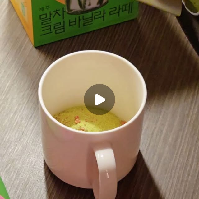 예술 감성 컨텐츠 크리에이터 | Ella❣️ on Instagram: "#광고 #쟈뎅 
요즘 집에서 홈카페 즐기는 시간이 많아졌는데
말차라떼도 간편하게 만들어보고 싶어서
쟈뎅 말차라떼 제품으로 만들어봤어요 🍵

말차 딸기 라떼, 말차 블루베리 라떼, 말차 크림 바닐라 라떼 중에 저는 먼저 딸기 말차라떼로 만들어봤는데
파우더 넣고 섞어주기만 하면 되니까
생각보다 너무 간단하더라고요

달콤한 딸기향이 먼저 올라오고
뒤에 말차의 쌉싸름한 풍미가 은은하게 느껴져서
조합이 꽤 괜찮았어요 🍓🍵

블루베리 라떼는 상큼한 과일 느낌이 더 살아 있고
크림 바닐라 라떼는 부드럽고 달콤한 디저트 같은 맛이라
그날 기분에 따라 골라 마시기 좋겠더라고요

홈카페에서 간단하게 말차라떼 만들고 싶을 때
믈이나 우유만 있으면 바로 만들 수 있어서
요즘 자주 꺼내게 되는 제품이에요 
말차 좋아하시는 분들이라면
가볍게 홈카페 메뉴로 추천해요"