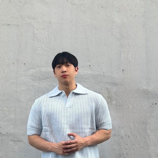 170 옷장 on Instagram: "#광고 @1rony9orno_official 에서 [워셔블] 펀칭 오픈 카라넥 니트를 제공 받았습니다

화사한 컬러로 포인트🩵

펀칭니트라 바람이 잘 통해 시원하게 입을 수 있고 화사한 컬러와 깔끔하면서 어깨가
넓어보이는 핏까지 가진 니트입니다👍🏻👍🏻

top : @1rony9orno_official 
bottom : @nonblank_ 
shoes : @josepht_official 

#아이러니포르노#아이러니포르노화이트라인#니트#KNIT#워셔블#펀칭 #남친룩 #데이트코디 #댄디룩 #미니멀코디 #더비슈즈 #데님팬츠 #패션계정맞팔"